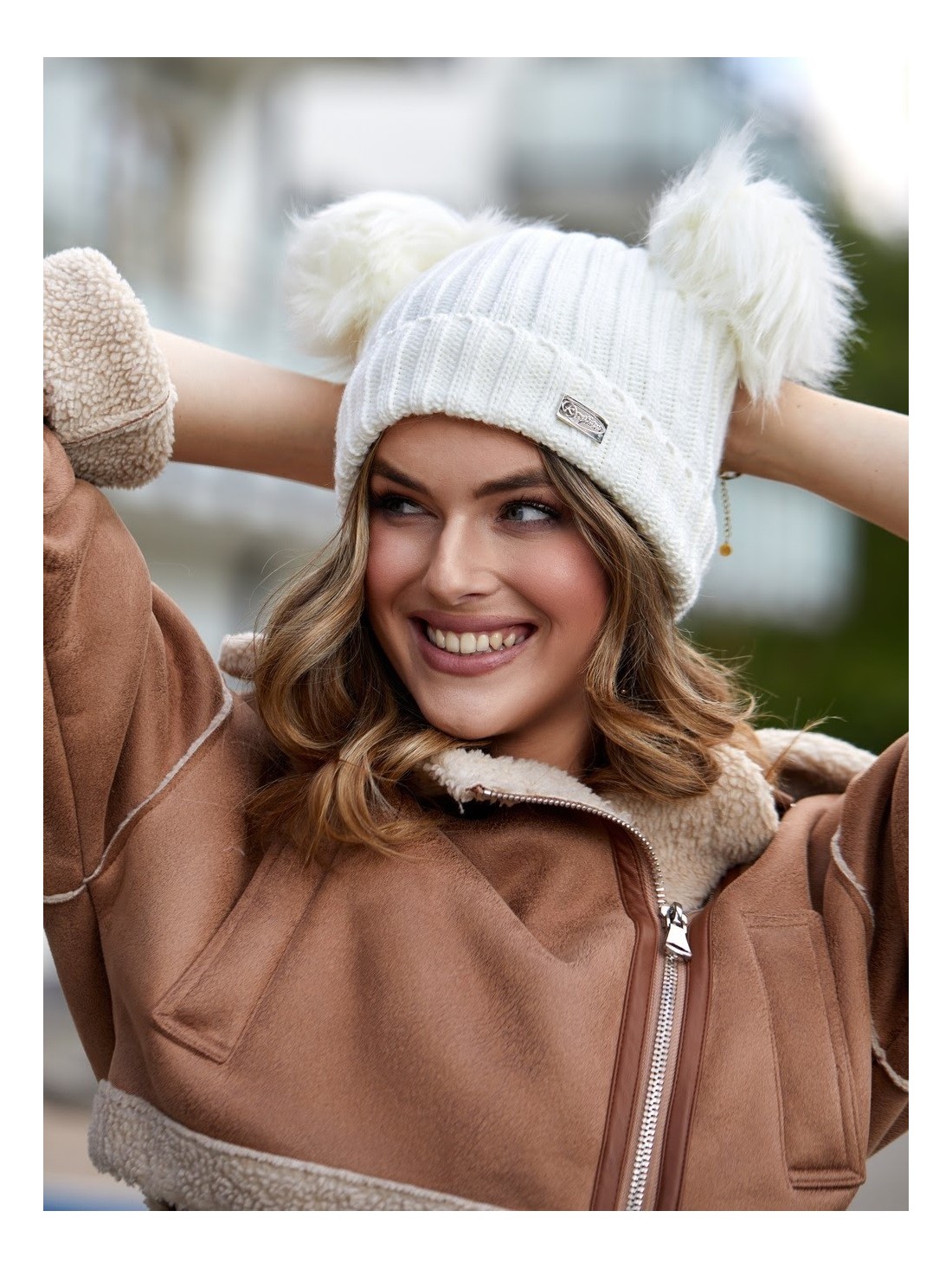 Cremefarbene Mütze mit Pompons für den Winter C5 – Online-Shop – Boutique